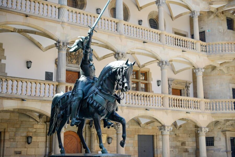 Stuttgart: entertaining guided tour to old town highlights - Schillerplatz and Palace Square: Squares as the City’s Living Room