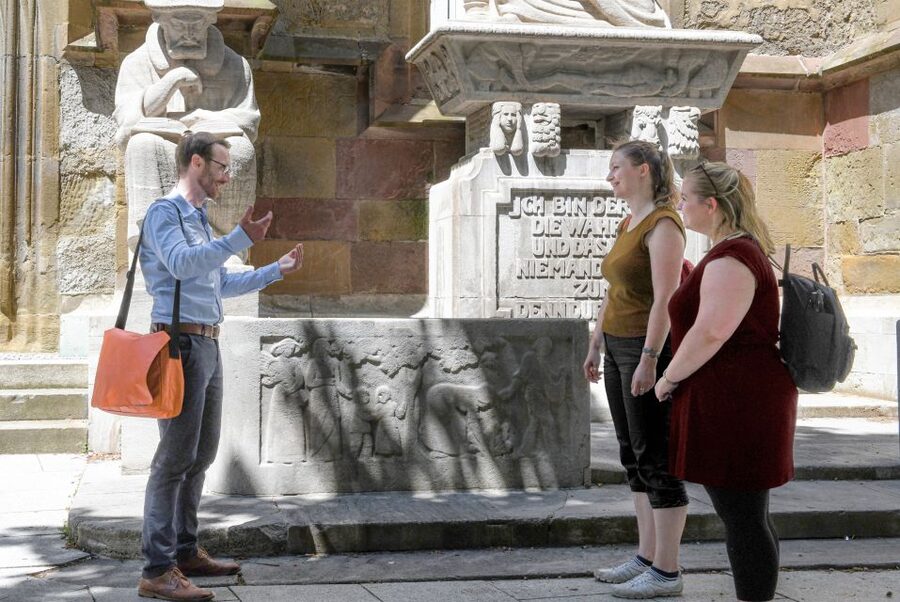 Stuttgart: entertaining guided tour to old town highlights - Palace Garden: Breathing Space Between Buildings