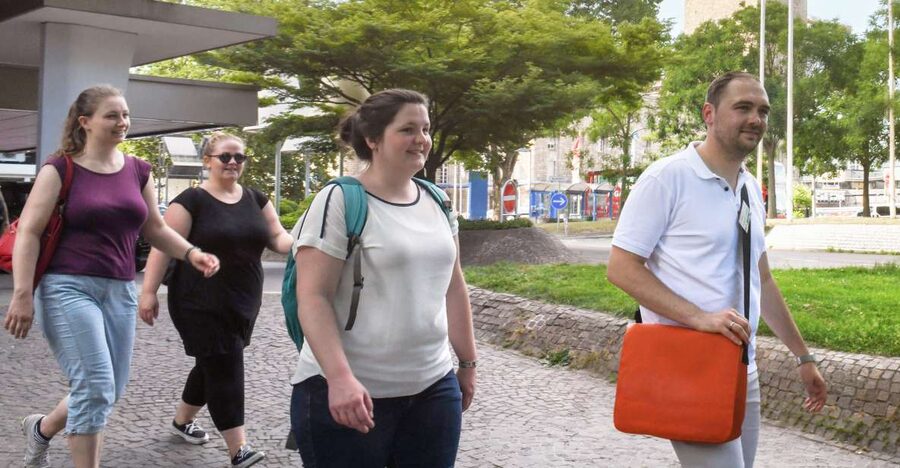 Stuttgart: entertaining guided tour to old town highlights - Starting at the New Castle Music Pavilion (Orange Bag)