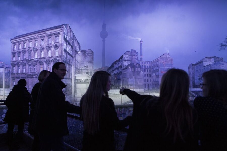 THE WALL: asisi Panorama Berlin Ticket - The 4-meter visitor platform: why your viewpoint matters