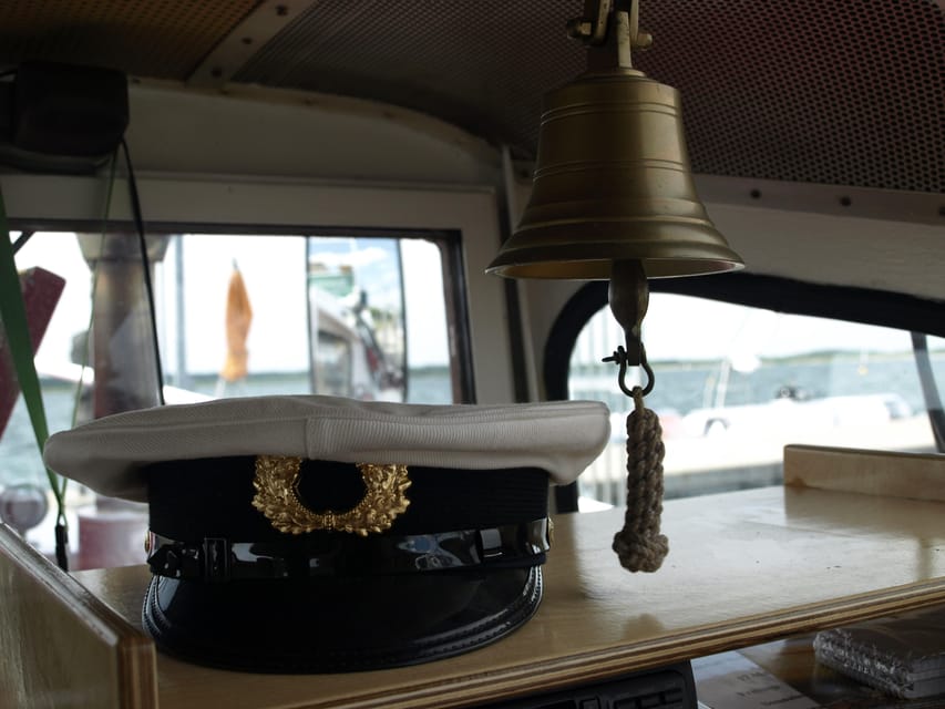 Tour on Lake Cospuden - What happens onboard: guided info, cozy pace, and the galley factor