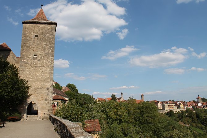 Tour to Rothenburg ob der Tauber from Nuremberg in Spanish - Primer impacto en Rothenburg: historia en modo callejero