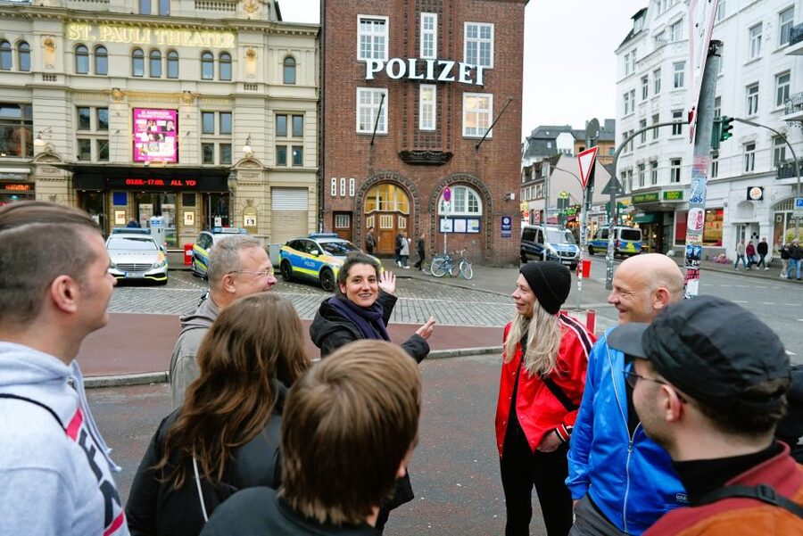 True Crime-Quiztour – kultige Tatorte & knifflige Fragen - Your guide is also the quiz master: how the experience feels