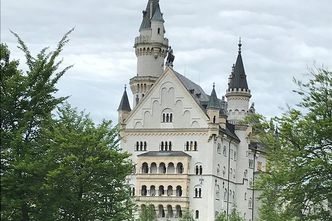 VIP Day Trip Neuschwanstein and Linderhof Castle from Munich - Oberammergau by coach: the Lüftlmalerei facades