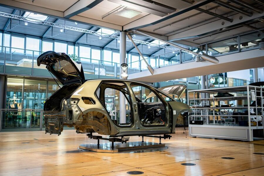 Volkswagen ID.3 "Do it yourself" Tour - Check-in, safety briefing, and a welcome drink in the customer lounge