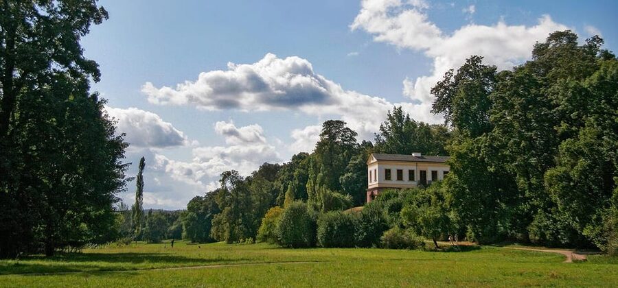Weimar: Old Town Guided Walking Tour - Goethe’s residence, when one stop feels like a whole era