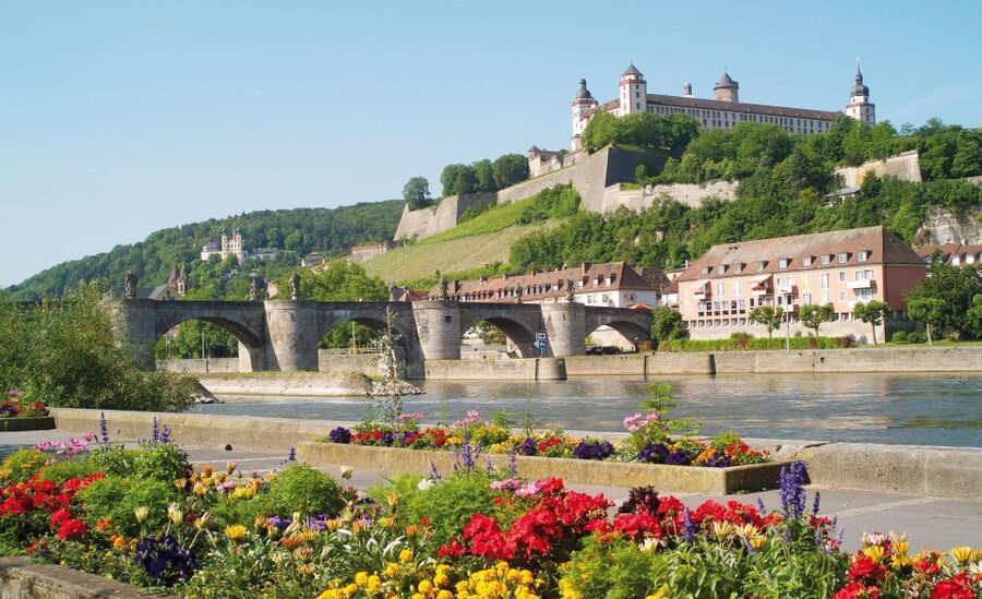 Würzburg: Guided Walking Tour - Marktplatz meeting point at Falkenhaus: start where the city begins
