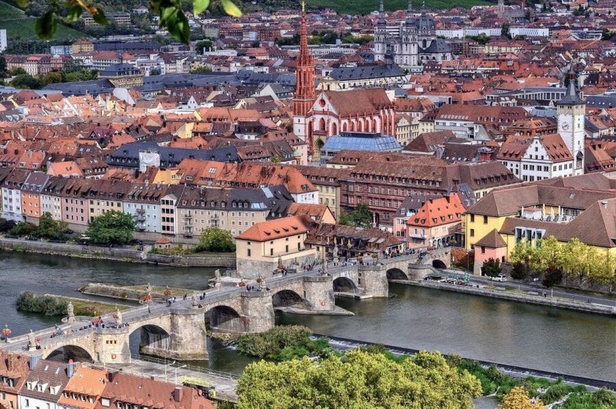 Würzburg: Private Walking Tour With Professional Guide - Meeting at the Tourist Office and how the 2-hour route works